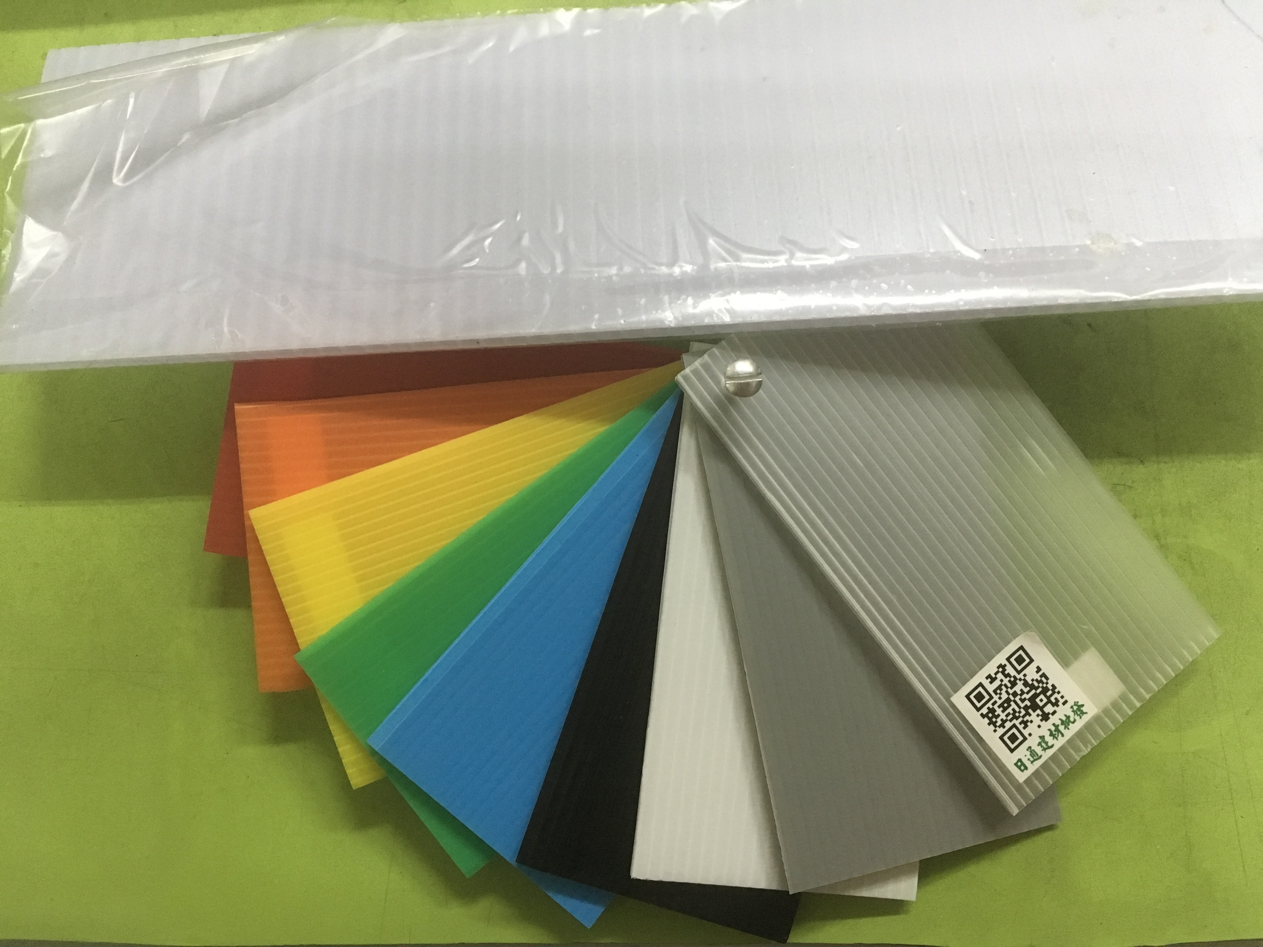 PVC中空白色保護板(硬A级)3尺x6尺x2mm(以片算)